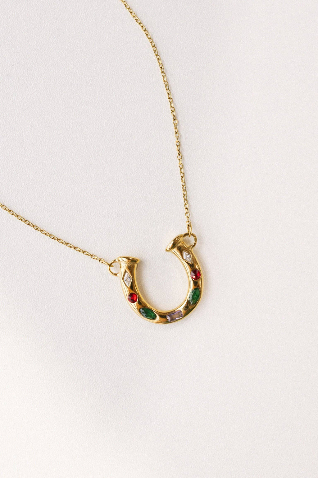 Lainey Crystal Horseshoe Necklace || Gold
