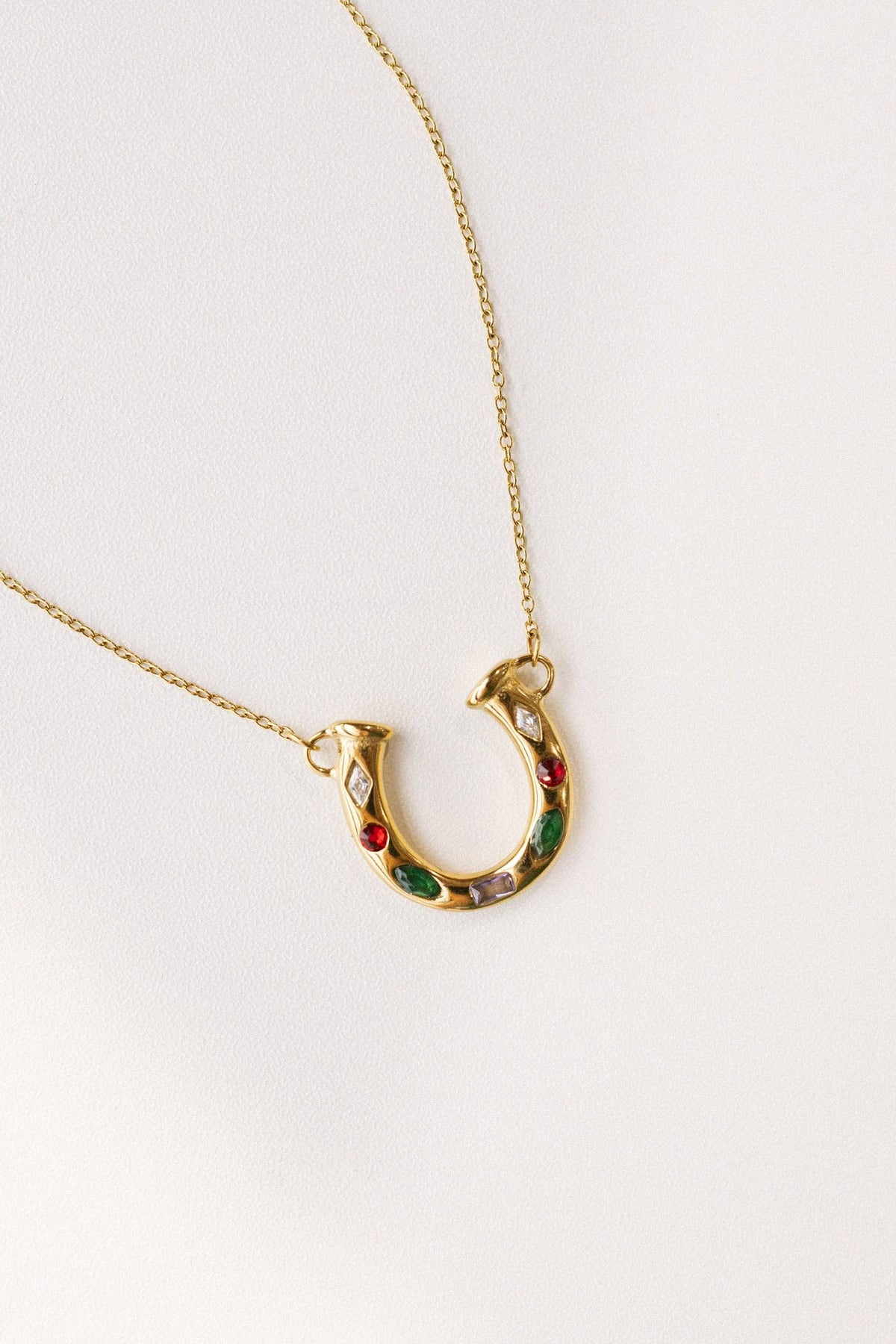 Lainey Crystal Horseshoe Necklace || Gold