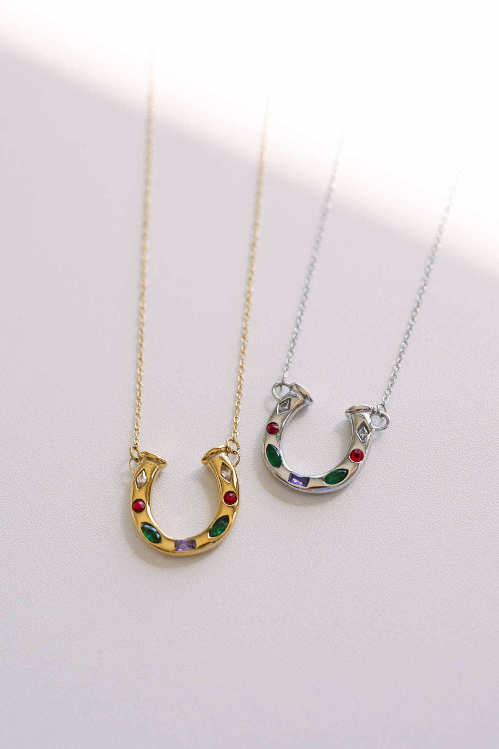 Lainey Crystal Horseshoe Necklace || Gold