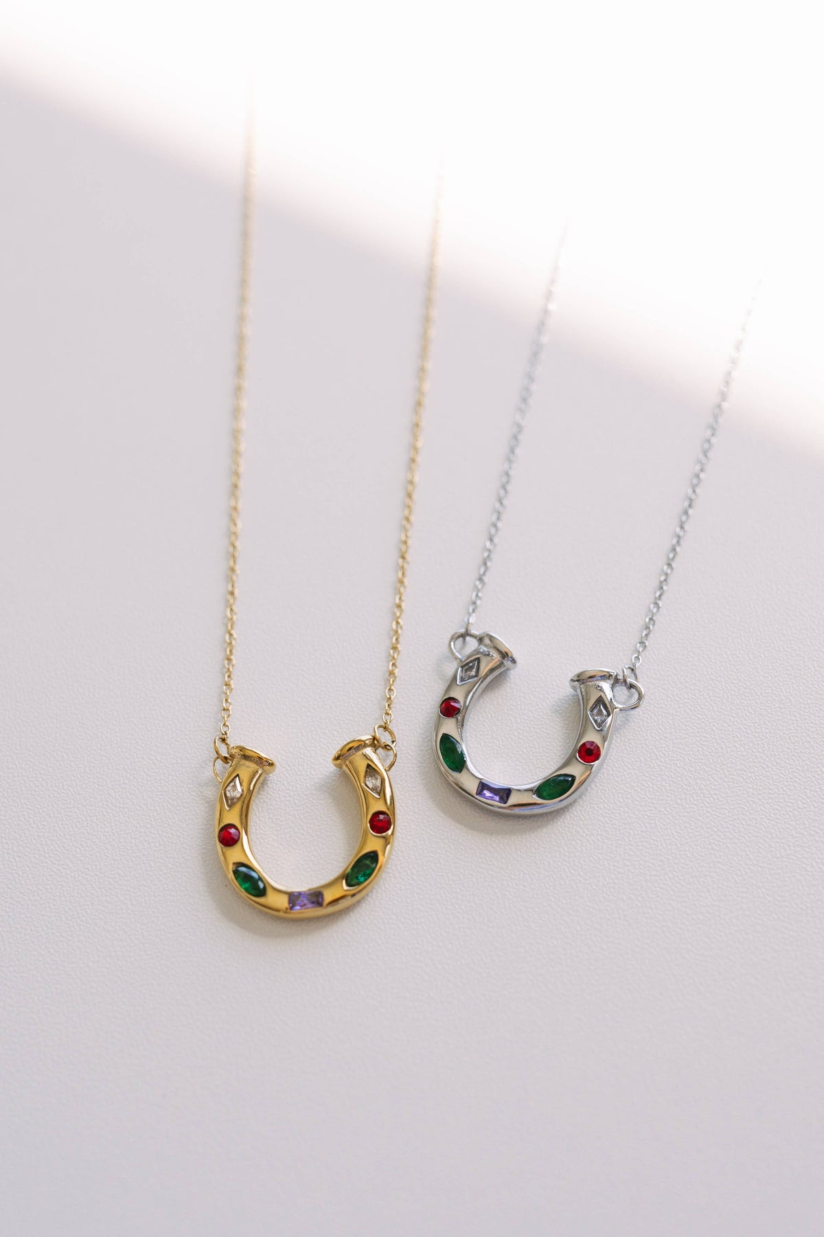 Lainey Crystal Horseshoe Necklace || Gold